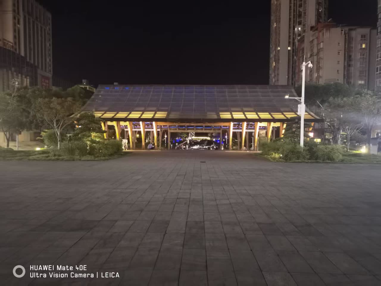 暖黄灯光亭与广场